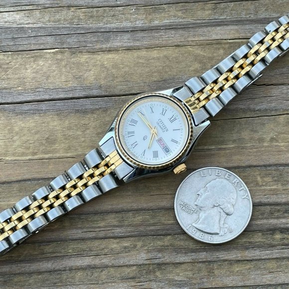Citizen Quartz Ladies Wrist Watch GoldSilver Tone Analog DayDate Calendar Watc - Picture 9 of 12